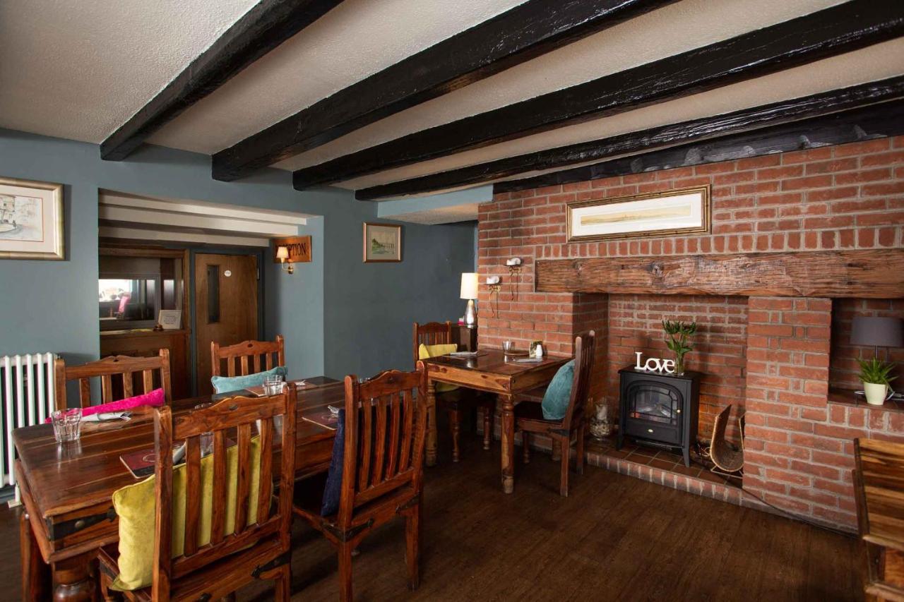 Queens Head Hotel Berwick Upon Tweed Exterior photo